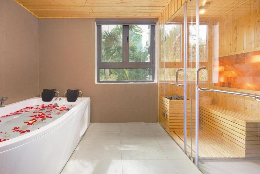 Grand Sea View Hotel & Spa Дананг Экстерьер фото